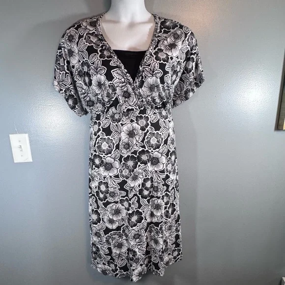 White Stag Black White Floral Wrap Dress XL 16/18 V-Neck Empire Waist - Picture 3 of 16